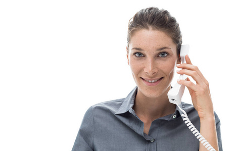 微笑的客户服务运营商在电话中，她正在帮助一位客户，看着相机