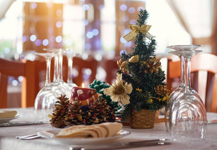 餐桌设置与圣诞节装饰在餐馆图片