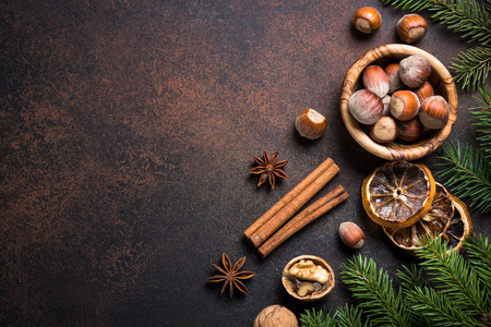 生锈的石头桌上的圣诞香料和坚果