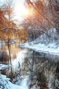冬季景观河边夕阳下