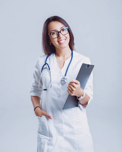 年轻护士或医生戴眼镜，用听诊器对着白色墙壁