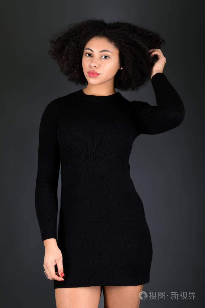 年轻的黑人妇女有非洲发型微笑