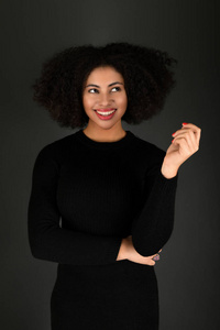 年轻的黑人妇女，有非洲发型，微笑。