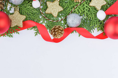 白色背景和新年贺卡模板的圣诞装饰