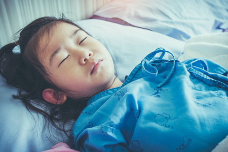 亚洲儿童入院。健康护理的故事。复古色调