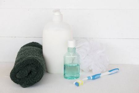 清洁洗牙刷和漱口水，口腔健康护理，背景白色的液体肥皂