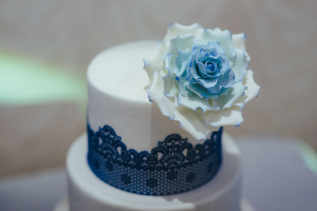 蓝色结婚蛋糕，装饰着白花