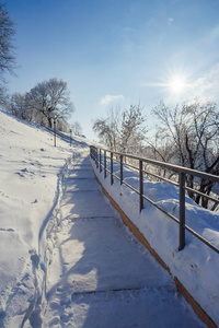 阳光明媚的日子里有白雪覆盖的楼梯