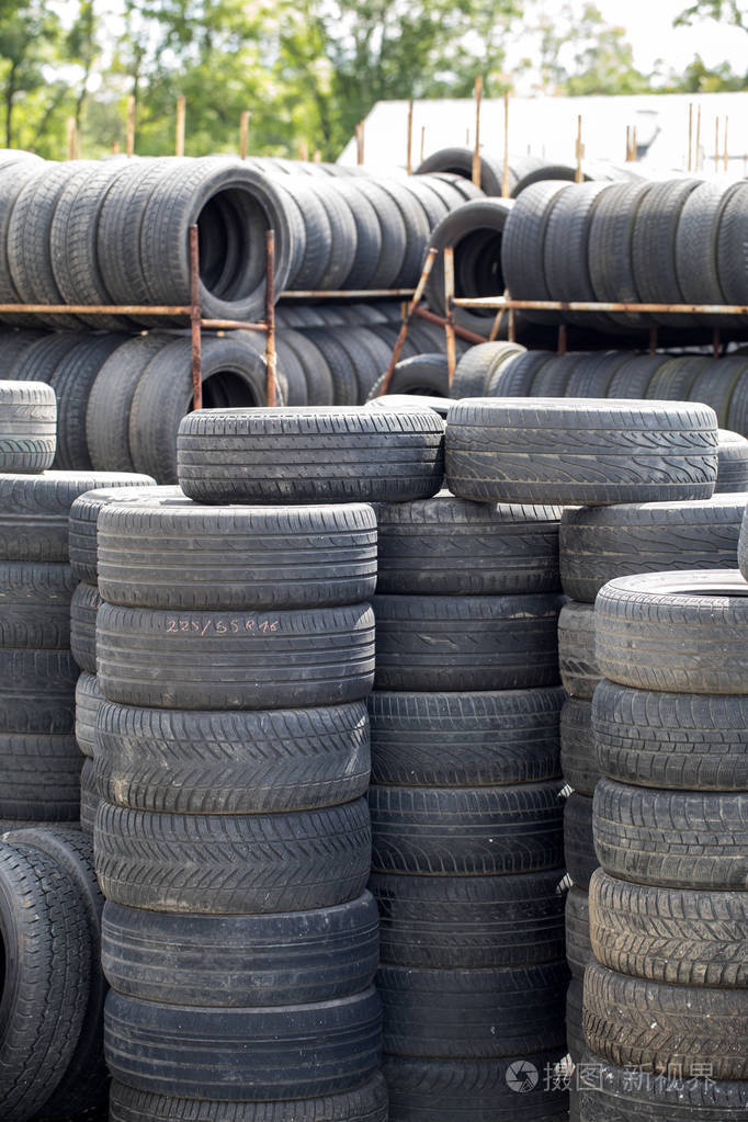 一大堆旧汽车轮胎