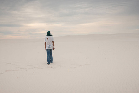 孤独的旅人疲惫的旅人, 迷失在沙漠中照片