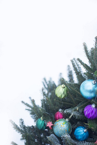 外面装饰的圣诞树, 上面有用玻璃做的五颜六色的小球
