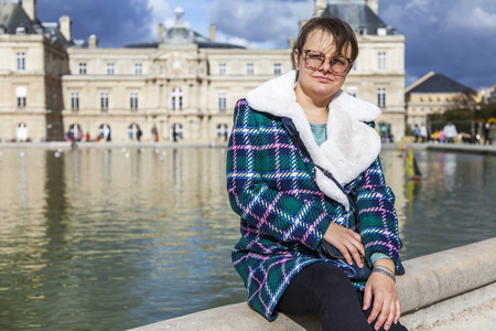 巴黎,法国秋天,巴黎卢森堡花园里美丽的年轻女人在巴黎的卢森堡花园