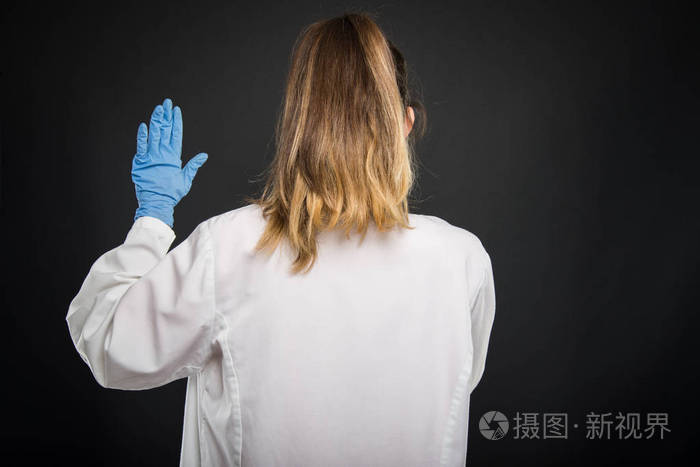 医生穿长袍的背面的看法以希波克拉底誓言