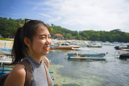 愉快的亚洲中国妇女与背包在海滩旅行游人游览微笑的甜在夏天假日和假期旅行