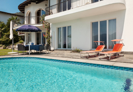 带游泳池的房子照片