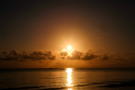 傍晚在海滩上的日落。日出在海上美丽。香格里拉