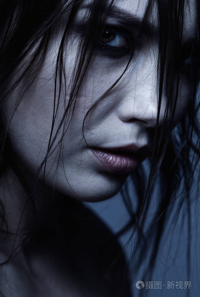 忧郁的年轻黑发女人的特写照片