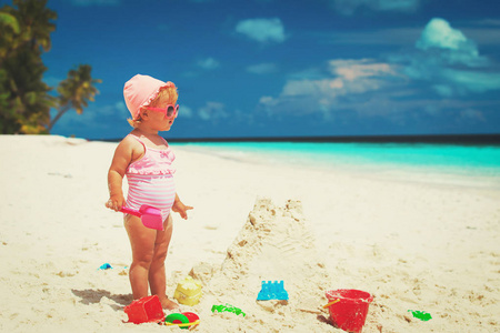小女孩在沙滩上玩沙