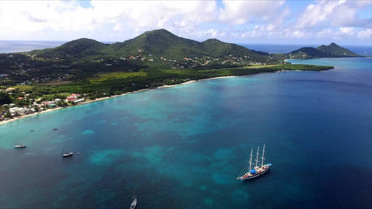 从飞行无人驾驶飞机上的俯视空中照片，这是一个令人惊叹的海景，有天堂般的海滩和带绿松石水的大海。 暑假概念。