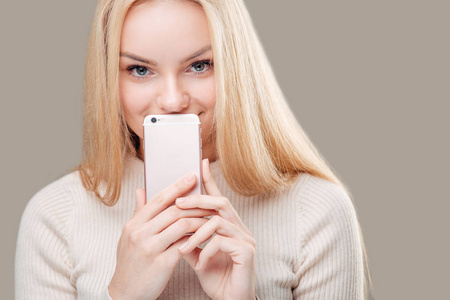 女人覆盖她的嘴空白智能手机屏幕灰色背景