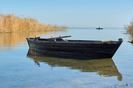传统的渔船。传统上，许多不同种类的船被用作渔船，在海洋或湖泊或河流上捕鱼。