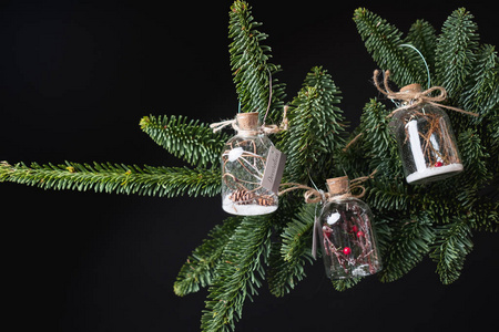 在黑色背景上的杉树上贴上美丽的圣诞装饰