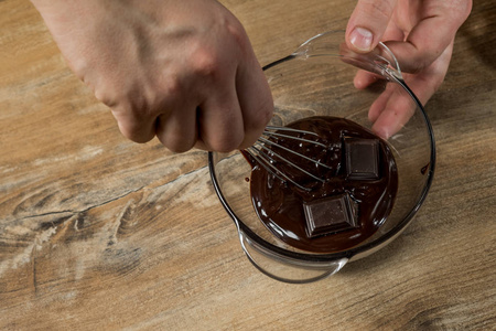 将巧克力放入碗中，准备巧克力蛋糕