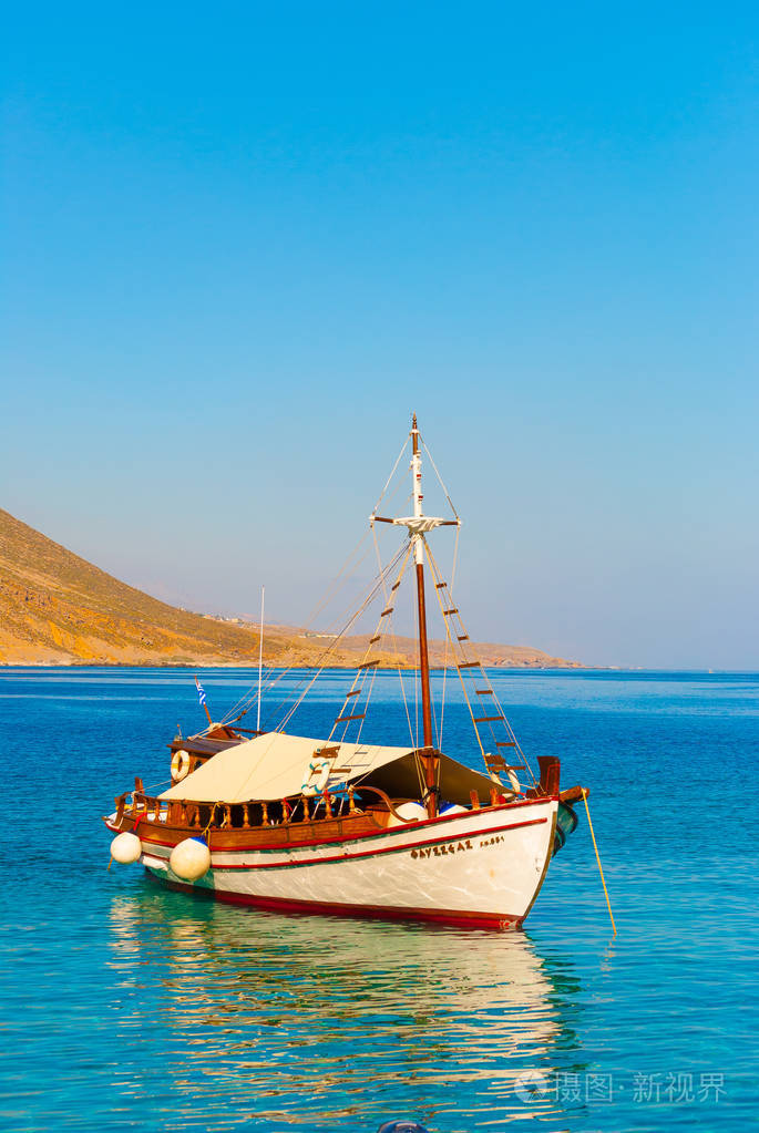一艘传统的木船在希腊南部克里特岛靠近卢特罗村和斯法基亚村航行