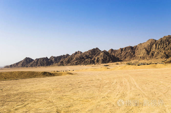 西奈山脉前的沙漠