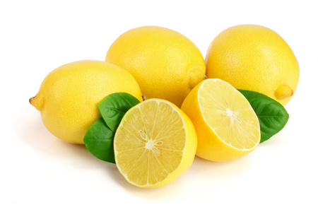 柠檬和半叶在白色背景上分离