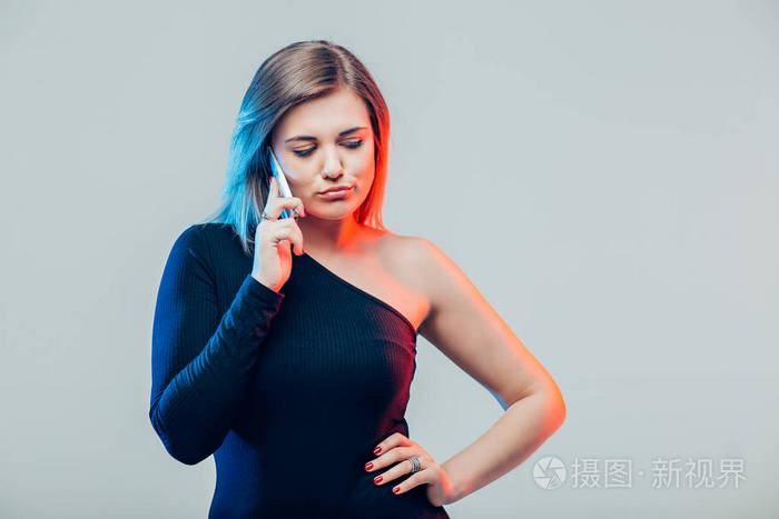 不满的不愉快的休闲女人低头色调特写肖像