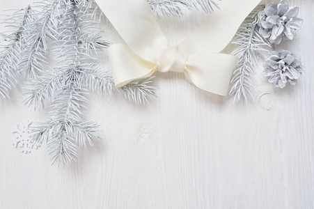 样机圣诞白树和锥, 丝带弓。Flatlay 在白色木背景, 与地方为您的文本