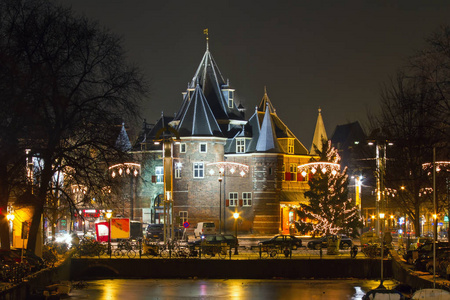 圣诞节在阿姆斯特丹的市场在夜间在东北部