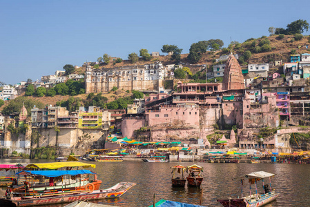 Omkareshwar 景观, 印度, 神圣的印度教寺庙。神圣的达河, 小船漂浮。游客和朝圣者的旅游目的地