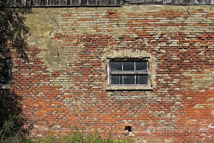 有窗户的旧砖墙建筑房子