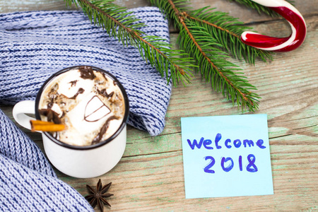 新年2018概念。一杯咖啡和粘在木头标签上的便条