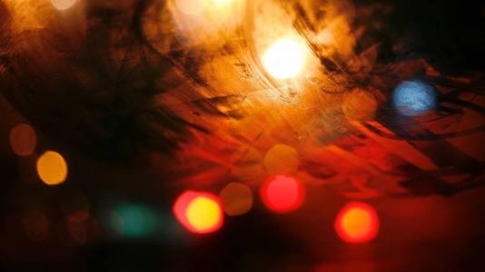 夜色中飘渺的汽车与城市的灯火图片