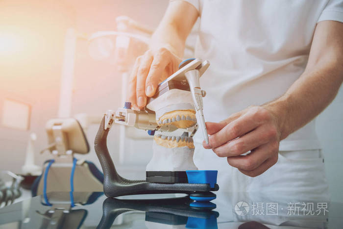 牙科技师在牙科实验室从事关节器械工作