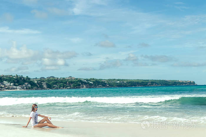 印度尼西亚巴厘岛热带岛屿海滩上的太阳镜中的美丽年轻女子