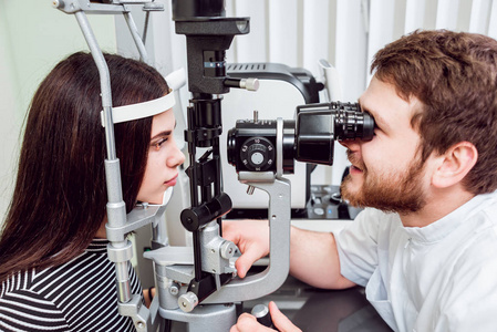 裂隙灯检查。 前眼段生物显微镜检查。 基本的眼睛检查。 隐形眼镜检查。