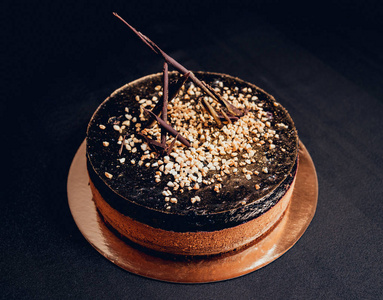 黑背景特写的巧克力蛋糕