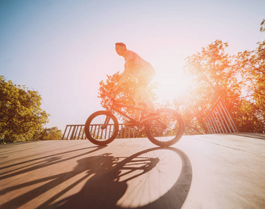 年轻的BMX骑手在溜冰场表演魔术。