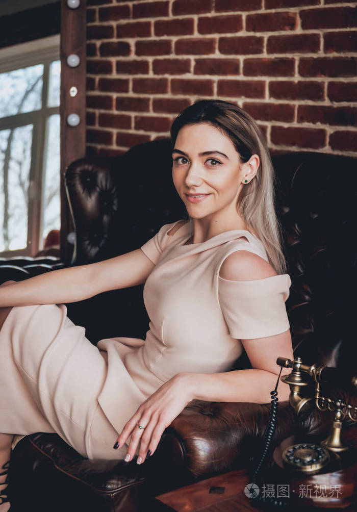 迷人的高加索女人在老式的内部摆姿势
