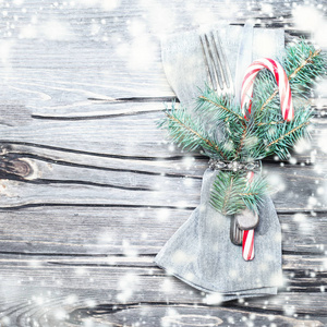 漂亮的圣诞餐桌，装饰和金属叉子，雪