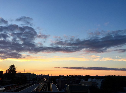 城市景观与铁路，夕阳与云