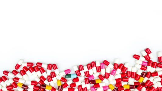 彩色的抗生素胶囊药片在白色背景下与复制空间隔离。耐药性概念。合理和全球医疗保健概念的抗生素用药