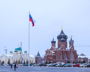 正统大教堂和国旗两个俄罗斯国家象征. 调色过滤器.照片