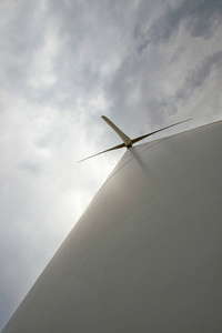 风力发电站。风力发电是利用气流通过风力涡轮机来机械地为发电机供电。 风电场是一组风力涡轮机，在同一地点用于生产电力。