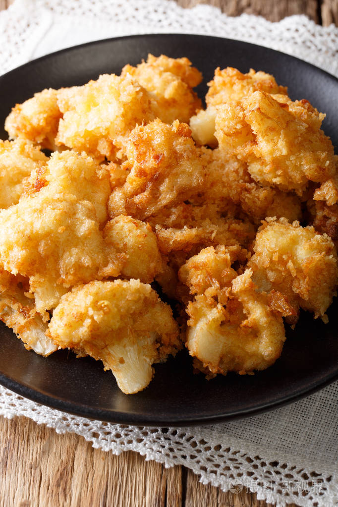 油炸新鲜花椰菜在面包屑特写垂直