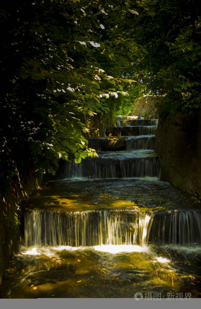 美丽的山林溪流倒映在水中